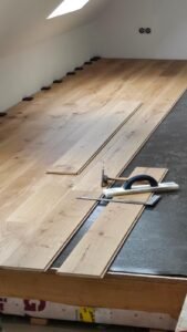 piso con herramientas