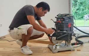 trabajando poniendo piso