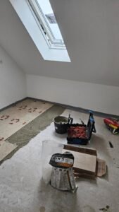 piso no terminado con herramientas y material